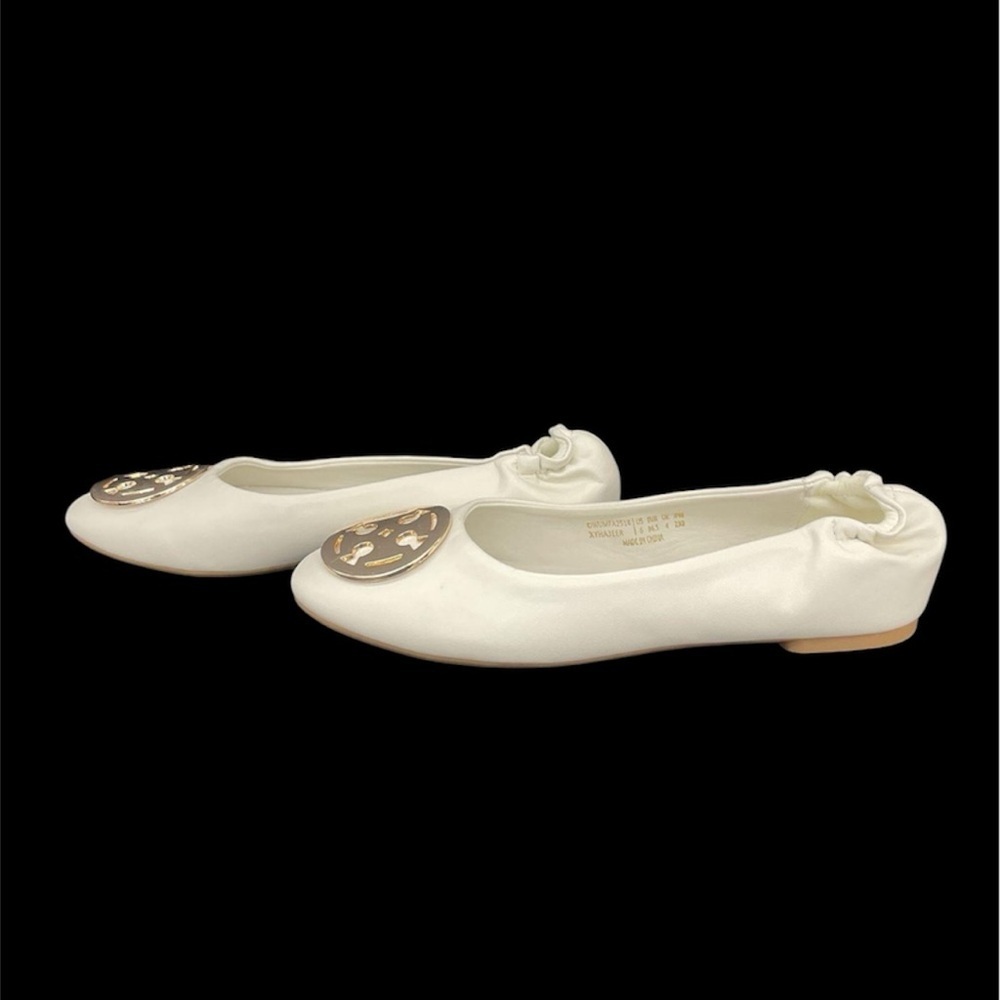 Dream Pairs White Flats with Metallic Medallion - Picture 3 of 4